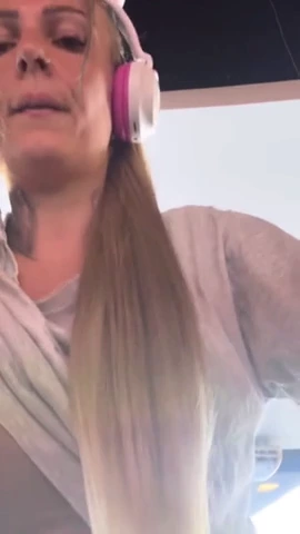 Working out at the gym made me feel hot, so I removed my t-shirt and exposed my breasts. (Wet vagina) porn video