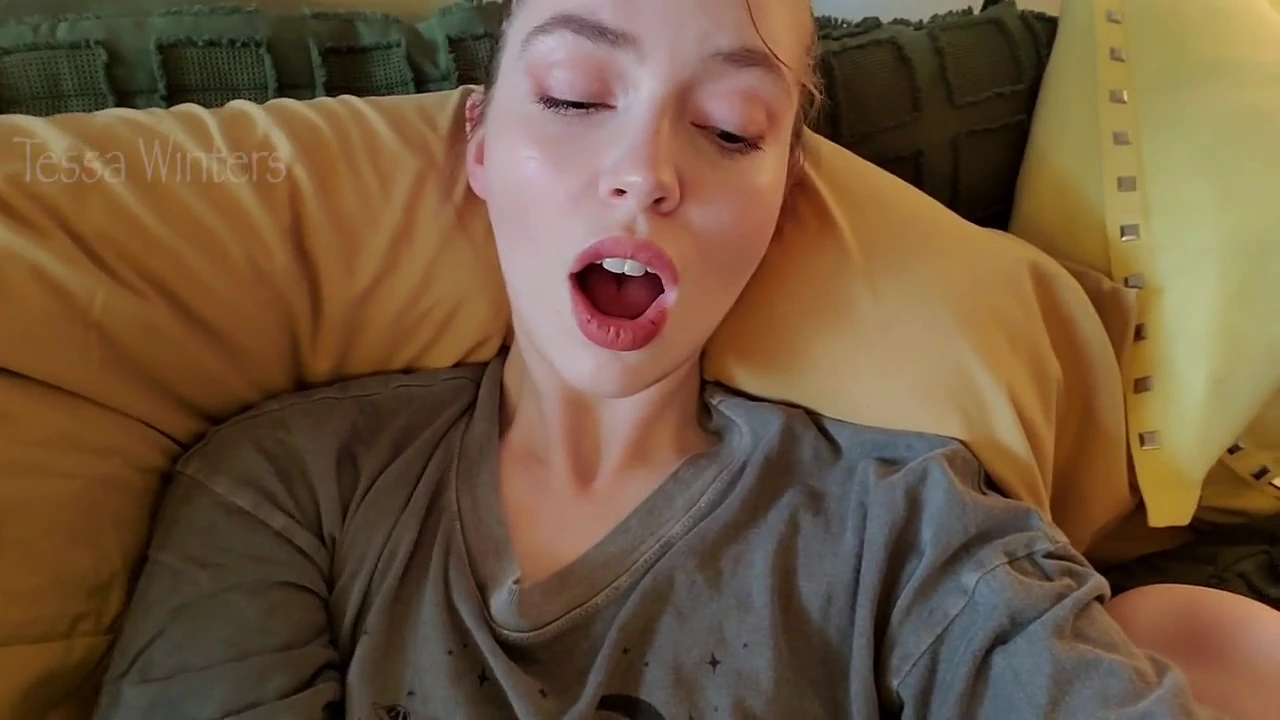 Solo girl gets off while talking to ex-GF on FaceTime porn video